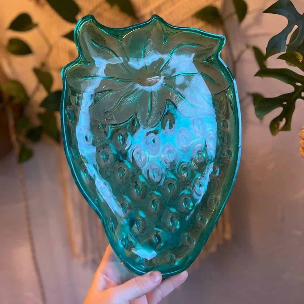 Vintage Green Plastic Strawberry Platter Retro Fruit Tray / Kitsch Kitchen Decor